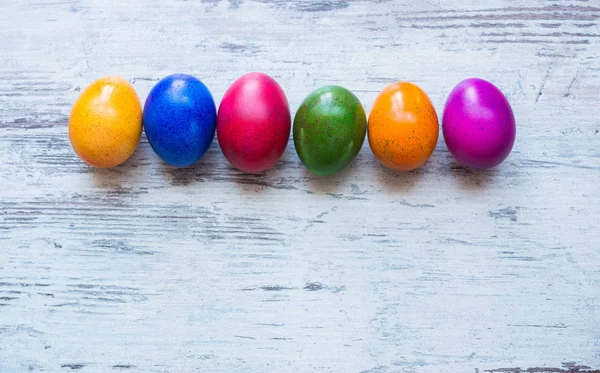 Oeufs peints colorés de Pâques et décoration sur fond blanc avec place pour l'inscription — Photo