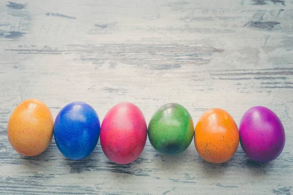 Пасхальные красочные окрашенные яйца и украшения на белом фоне с местом для надписи — стоковое фото