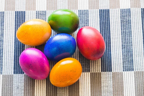 Pâques oeufs peints colorés — Photo