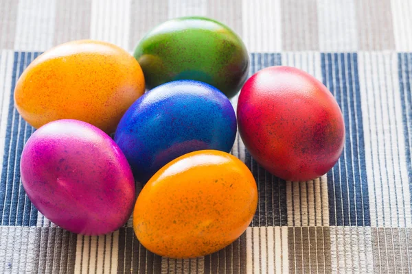 Pâques oeufs peints colorés — Photo