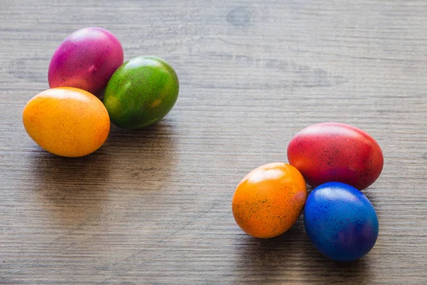 Oeufs peints colorés de Pâques sur la table en bois — Photo