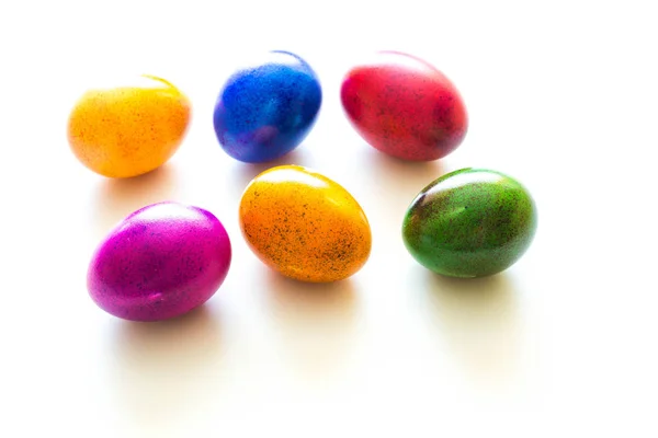 Красочные окрашенные яйца на белом фоне — стоковое фото