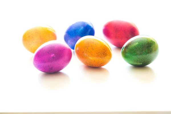 Oeufs peints colorés de Pâques sur fond blanc — Photo