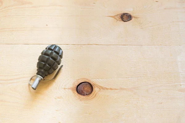 Granada de mano sobre tabla de madera con lugar para un texto — Foto de Stock