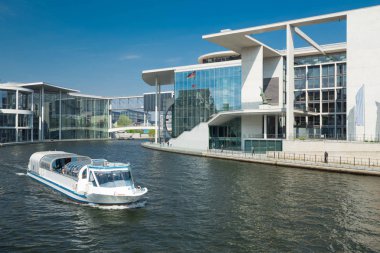 Berlin / nehir manzarası ve city center