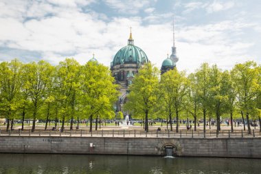 Berlin / nehir manzarası ve tarihsel Katedrali