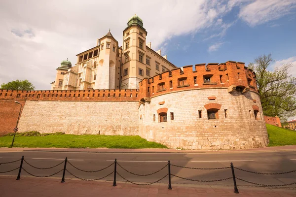 Cracóvia na Polônia / vista do castelo real medieval — Fotografia de Stock
