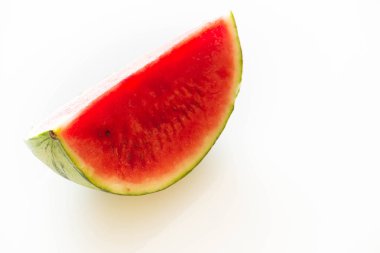 Beyaz bir arka plan üzerinde izole bir plaka üzerinde sulu karpuz.