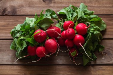 Turp ahşap bir masa üzerinde bir demet