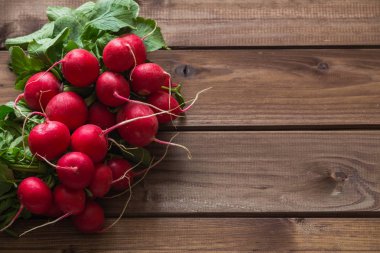 Turp ahşap bir masa üzerinde bir demet