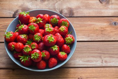 Tahta masadaki çilekler.