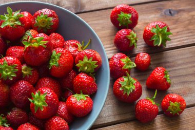 Tahta masadaki çilekler.