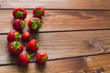Ahşap masa üzerinde çilek / yeri yazıt için