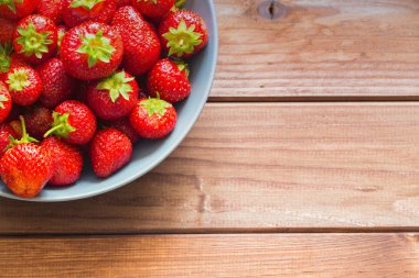 Çilek ahşap masa yere metin için