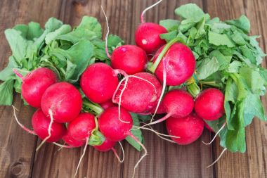 Turp ahşap bir masa üzerinde bir demet