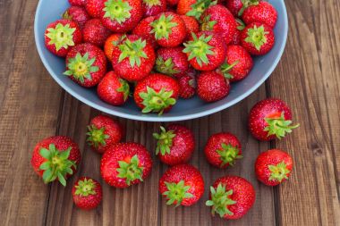 Tahta masadaki çilekler.