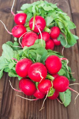 Turp ahşap bir masa üzerinde bir demet