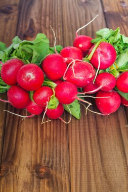 Turp ahşap bir masa üzerinde bir demet