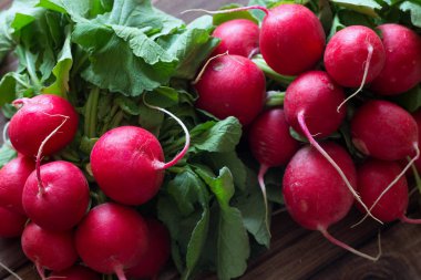 Turp ahşap bir masa üzerinde bir demet