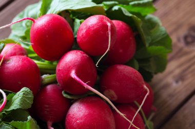 Turp ahşap bir masa üzerinde bir demet
