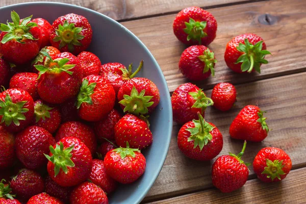 Tahta masadaki çilekler.