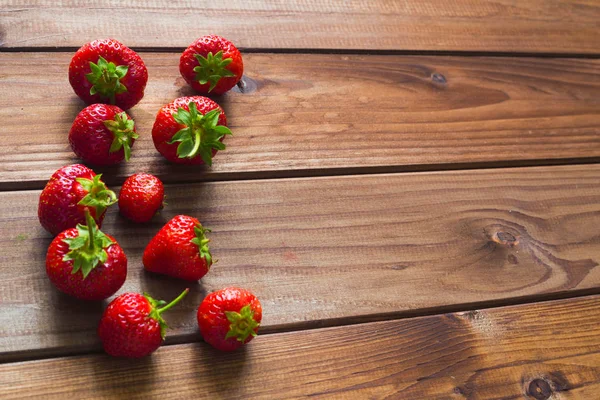 Ahşap masa üzerinde çilek / yeri yazıt için