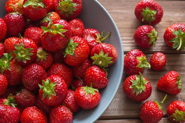 Tahta masadaki çilekler.