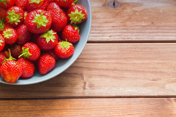 Çilek ahşap masa yere metin için