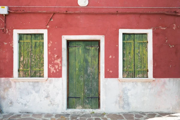 Красочная стена живописного дома — стоковое фото
