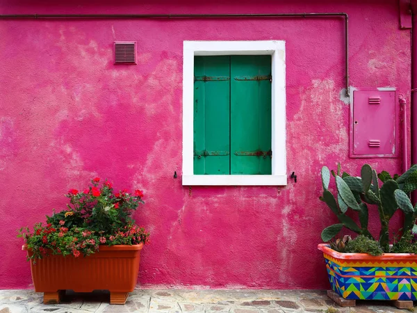 Красочная стена живописного дома — стоковое фото