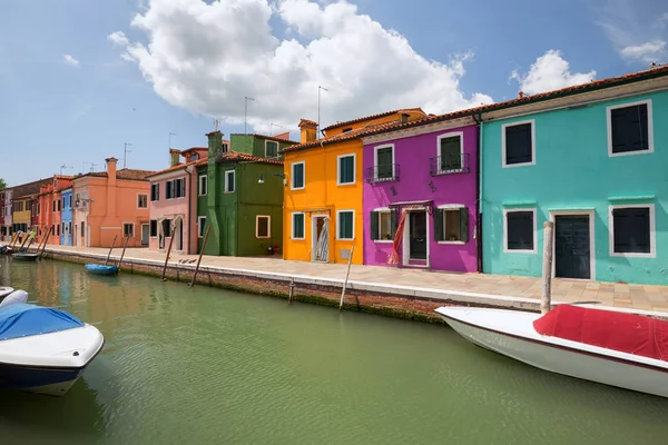 Kleurrijke huizen van Burano eiland / klein dorp in de buurt van de Venetië — Stockfoto