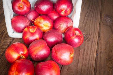 Nektarin sepetten serpilir