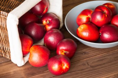 Nektarin sepetten serpilir