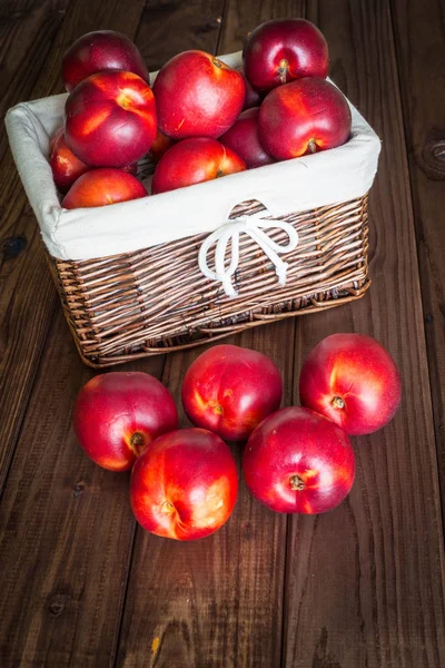 Nektarinen aus dem Korb gestreut — Stockfoto