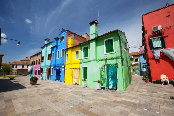 Casas coloridas de la isla de Burano / pequeño pueblo cerca de la Venecia — Foto de Stock