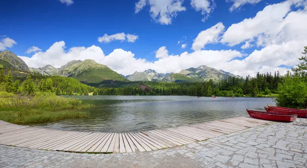 Panorama mountain lake Strbske Pleso Tatra Dağları'nda. Summers'ın renkleri ve yüzme için tekne