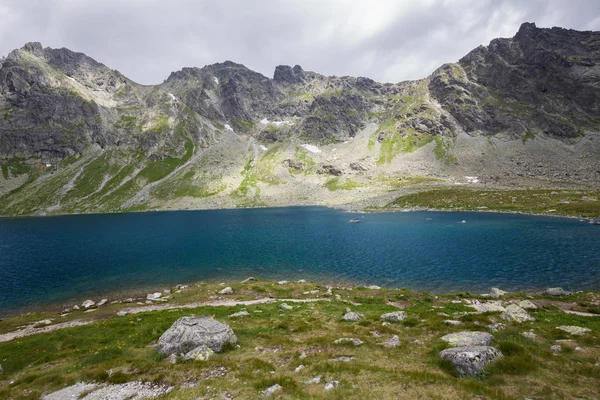 Dağ tepe arasında kristal göl