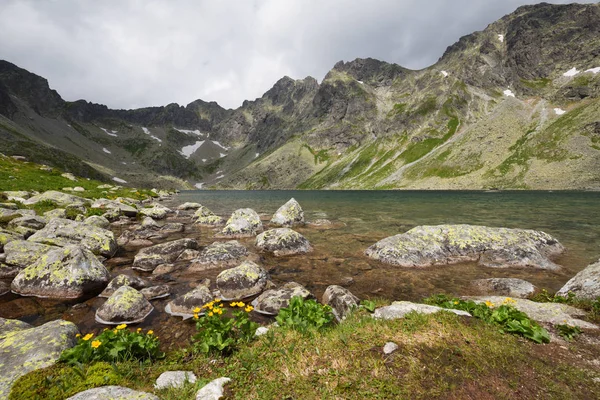Dağ tepe arasında kristal göl