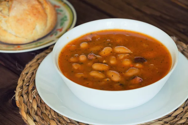 Frijoles bretones sobre una mesa de madera —  Fotos de Stock