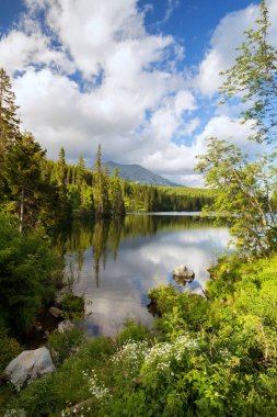 Dağ tepe arasında kristal göl