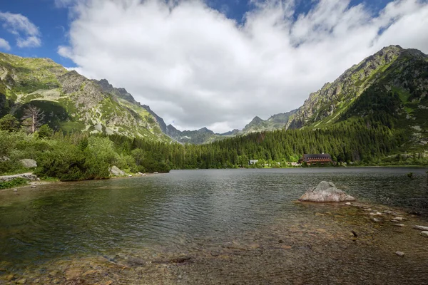 Krajobraz z malowniczym stawem Popradske jeziora, otoczony przez szczyty górskie i kaniony — Zdjęcie stockowe