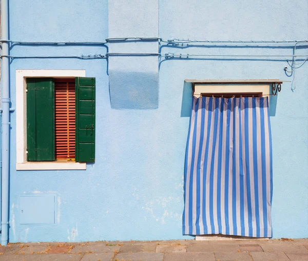 Mały, przytulny jasny niebieski dziedziniec z kolorowy Domek — Zdjęcie stockowe