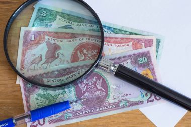 Kağıt ve kalem hesaplamalar için bir levha ile Trinidad ve Tobago Doları