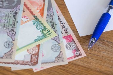 Nepal Rupisi para kağıt ve bir kalem hesaplamalar için bir shett ile