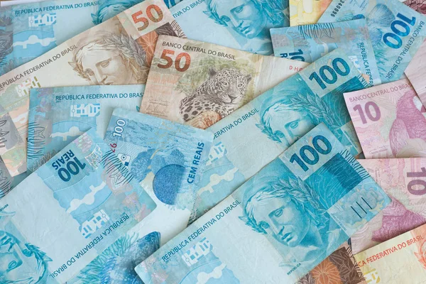 Бразильские деньги, реалы, высокие номиналы — стоковое фото