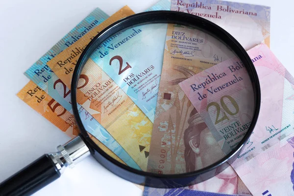 Vista do dinheiro venezuelano com lupa — Fotografia de Stock