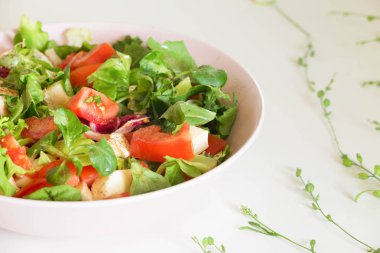 Mozzarella peyniri gibi Topingler ile sebze salata domates,