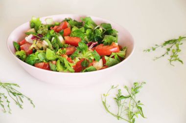 Mozzarella peyniri gibi Topingler ile sebze salata domates,