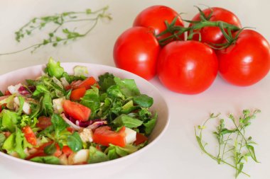 Mozzarella peyniri gibi Topingler ile sebze salata domates,