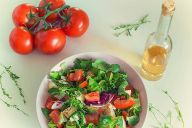 Mozzarella peyniri gibi Topingler ile sebze salata domates,